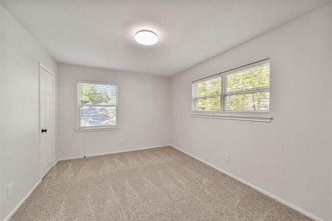 Building Photo - 2511 Blue Willow Dr