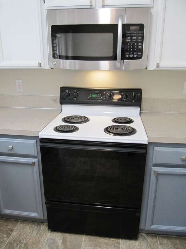 Building Photo - Three Bedroom Home on a Cul-de-sac, Landscaping Provided!
