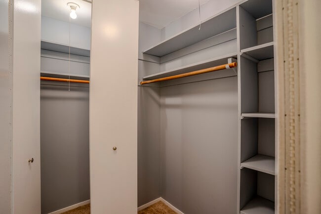 Building Photo - 2020 N Lincoln Park W