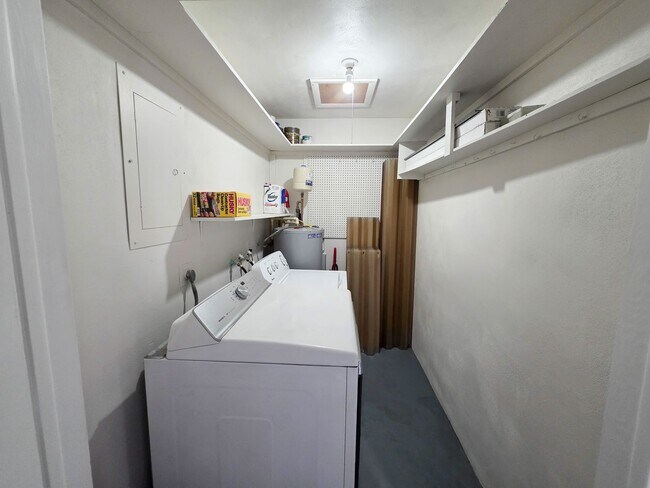 Building Photo - 3/2 with Florida room and Carport