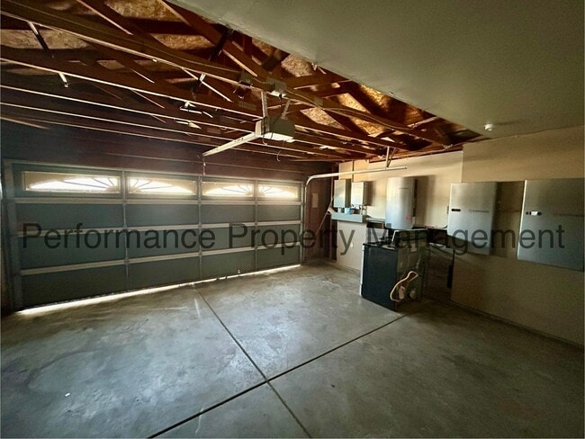Building Photo - 3 Bed/2 Bath Home in Delano with Solar and...
