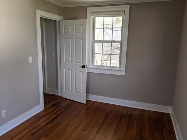 Building Photo - Beautiful 2 BR/1 BA Furnished Apartment Available in Downtown Charleston!