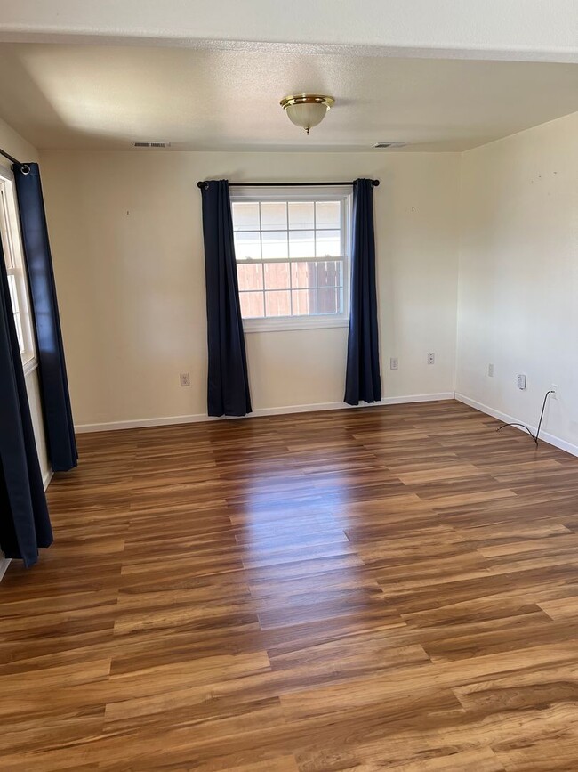 Building Photo - 3 BEDROOM, 2.5 BATHROOM TOWNHOME WITH 2 CA...