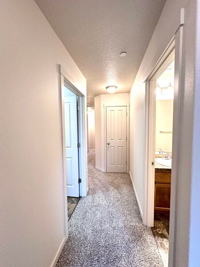 Building Photo - Beautiful 3 Bd 2.5 Ba Town Home by Vancouver Mall - SPECIAL JULY RENT FREE!