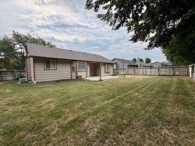 Building Photo - 4 bedroom Home in Regency Lakes!
