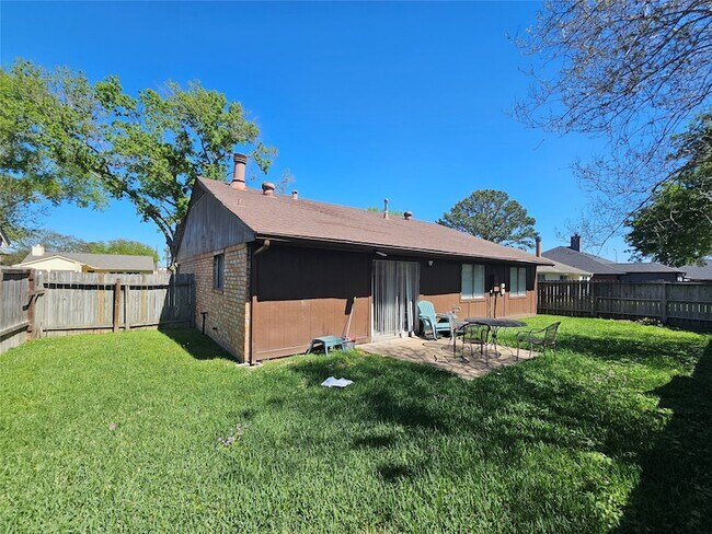 Building Photo - 16715 Rockbend