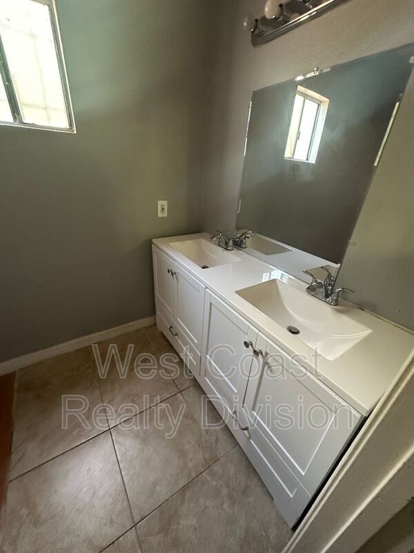 Building Photo - 1847 S Raintree Pl