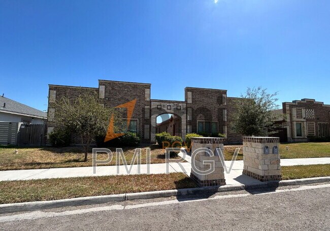 Building Photo - 2708 W Primrose Ave