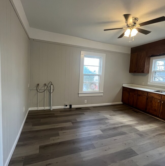 Building Photo - 720 Gra