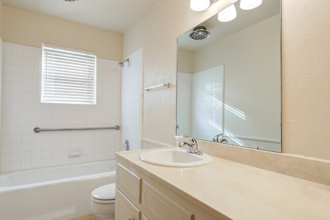 Building Photo - Wonderful 2 Bedroom 1.5 Bathroom Duplex!!!