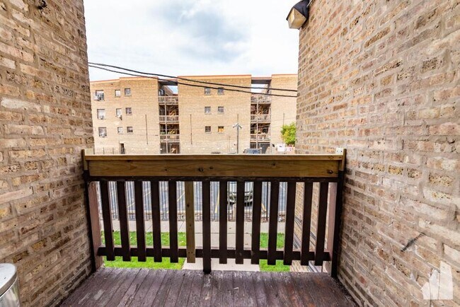 Building Photo - 1 bedroom in Chicago IL 60645