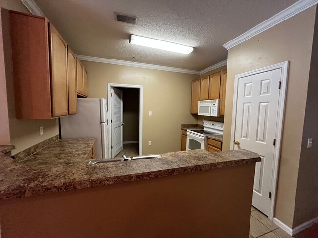 Building Photo - 5840 Longwood Dr