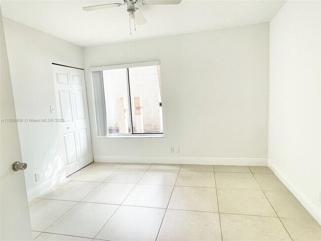 Building Photo - 9420 SW 140th Ct