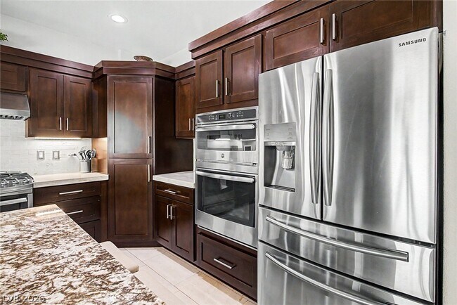 Building Photo - 2025 Shining Feather Ln