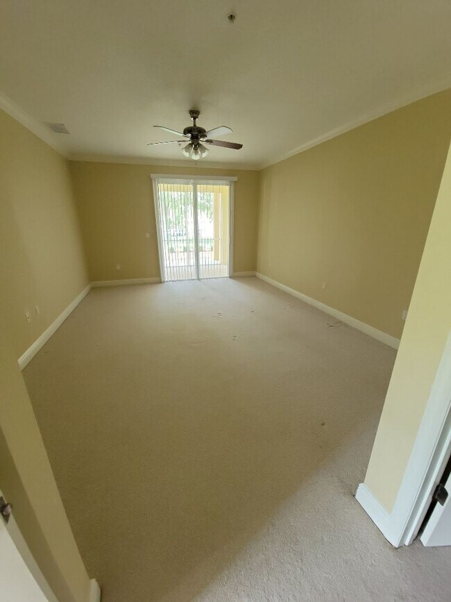 Building Photo - 3 Bedroom / 3 Bathroom - Tidelands