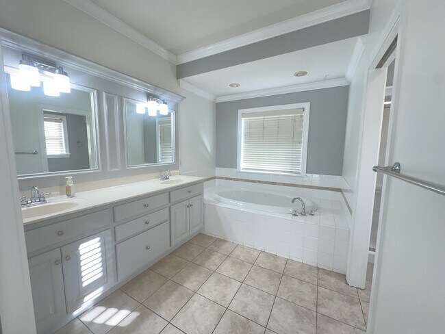 Building Photo - 3650 Victoria Dr