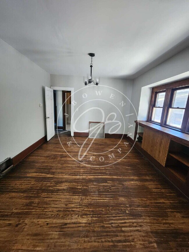 Building Photo - Spacious upper unit 2 bed 1 bath! Convenie...