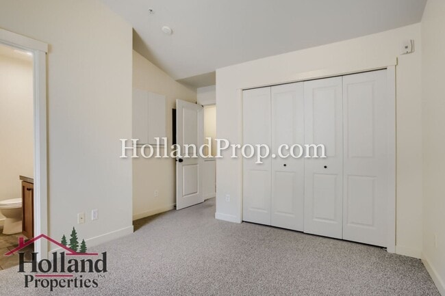Building Photo - Lovely Condo with 2 primary suites in Hillsboro