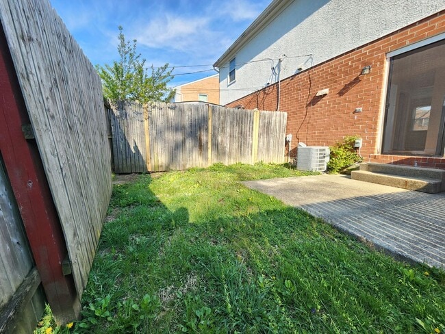 Building Photo - 2527 Sonora Dr