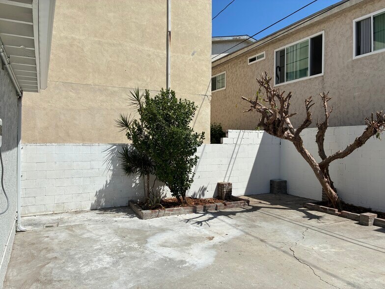 Building Photo - 12920 Roselle Ave