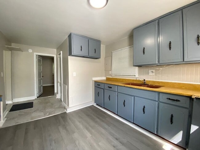 Building Photo - Two bedroom one bathroom single home in Sp...