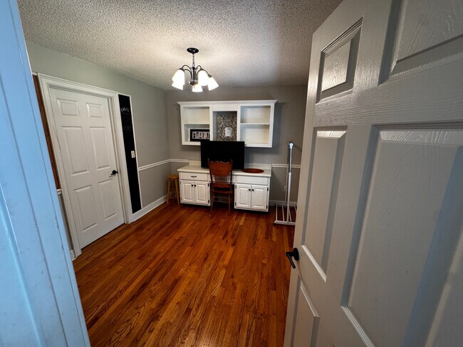Building Photo - Room in House on Tyson Rd