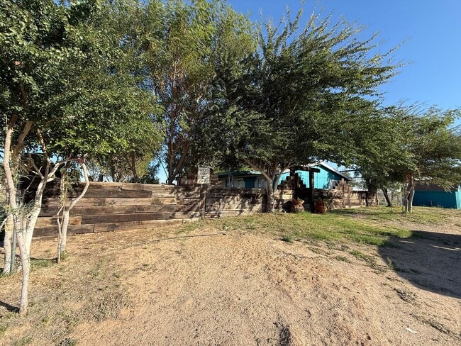 Building Photo - Counties Property on an Acre for Rent!