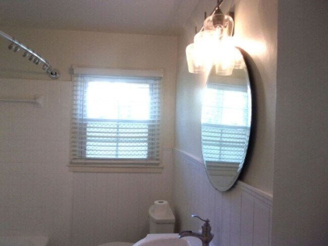 Building Photo - Charming 2 Bedroom 1 Bath Home in the Highly Desirable College Avenue Neighborhood