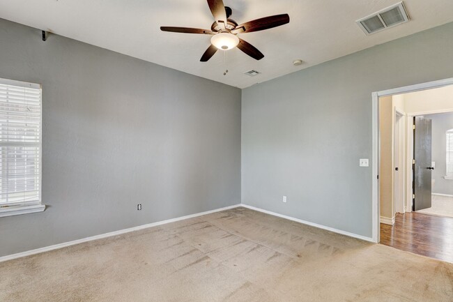 Building Photo - 1605 Silver Oak Dr