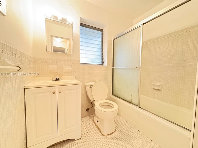 Building Photo - 725 NE 4th St