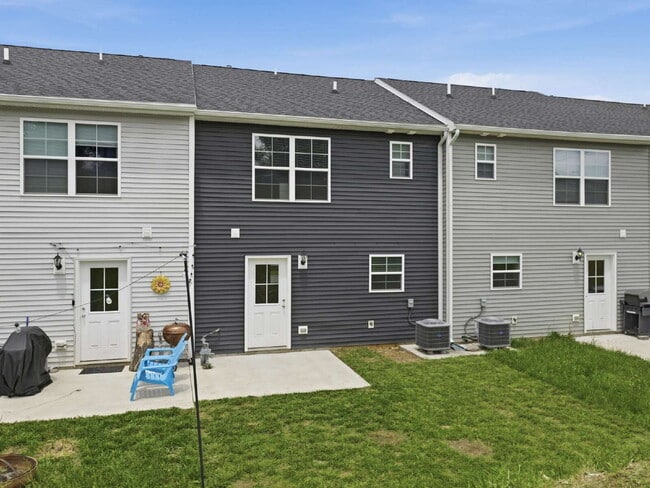 Building Photo - 8780 Hillside Way