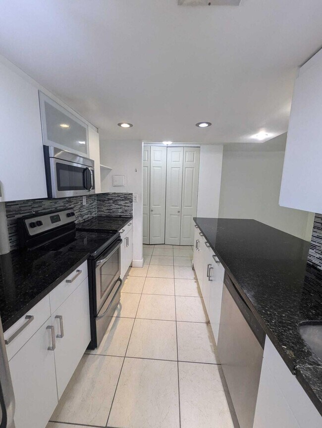 Building Photo - 1800 Sans Souci Blvd