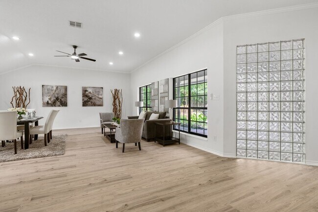 Building Photo - 10 Autumn Oaks Dr