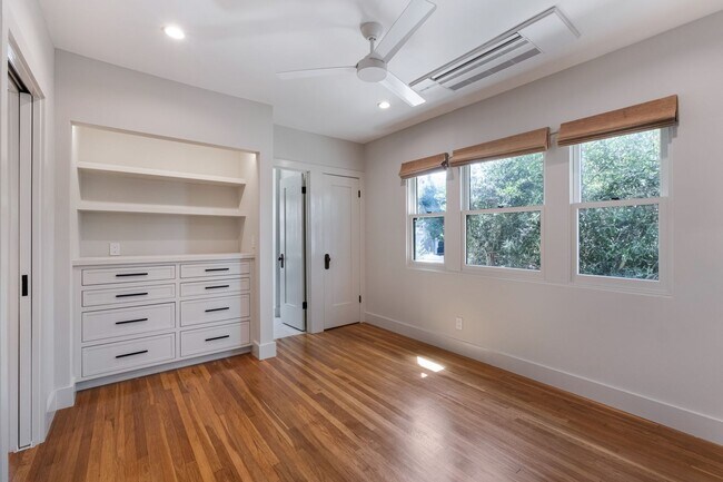 Building Photo - Beautiful 1 bed / 1 bath bungalow-style apartment now available!