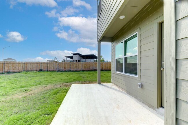 Building Photo - 323 Mineral Springs Dr