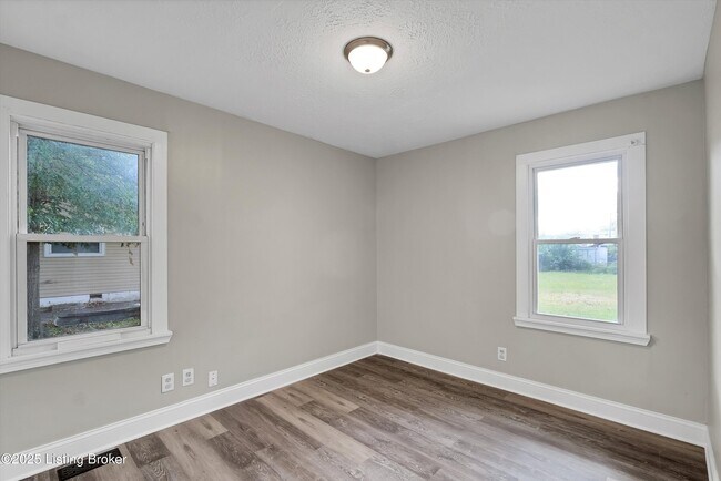 Building Photo - 3328 Farnsley Rd