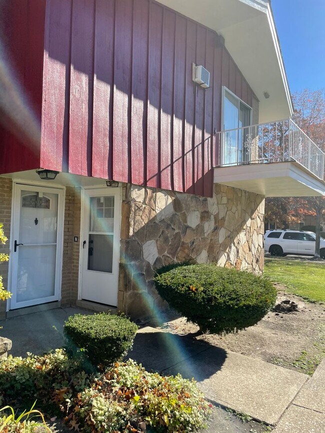 3 Bedroom 1.5 bath Condo 27651 Mills Ave Euclid OH 44132 Apartment