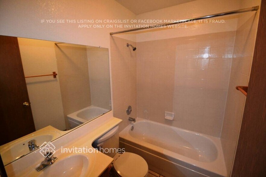 Building Photo - 921 S Val Vista Dr