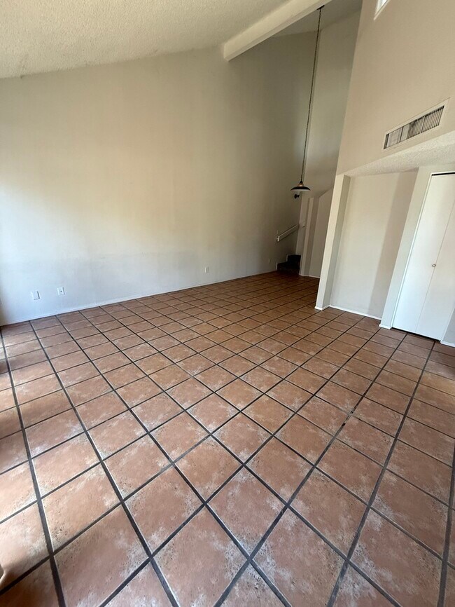 Building Photo - Town Home For Rent
