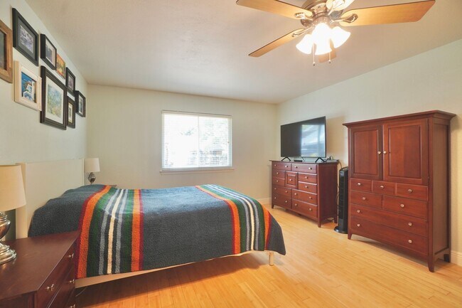 Building Photo - 4600 Pelham Dr