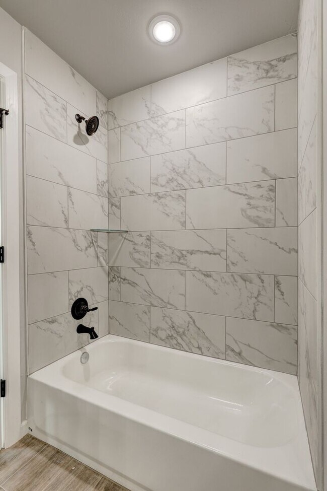 Building Photo - 710 League Cir