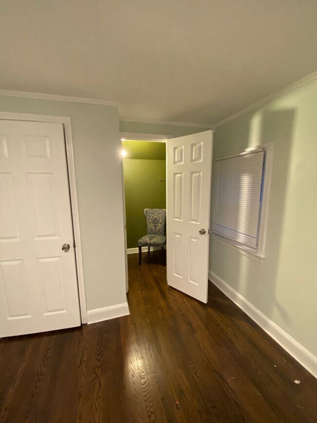 Building Photo - Spacious 5Bed/3.5Bath Townhome in Prime To...