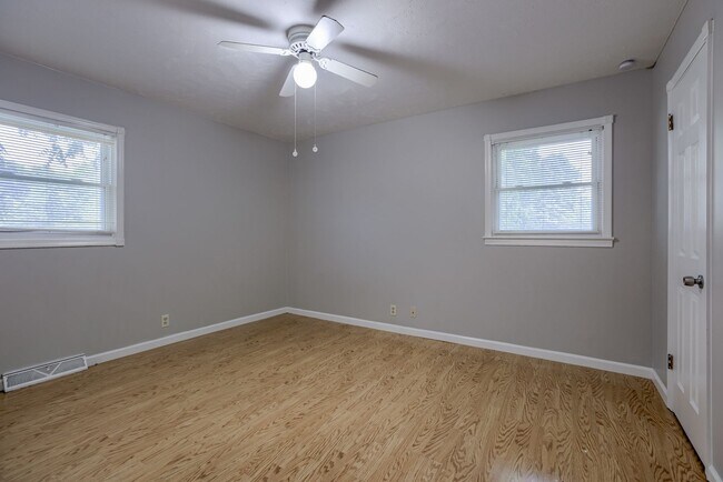 Building Photo - Must See Updated Bellevue Home!!