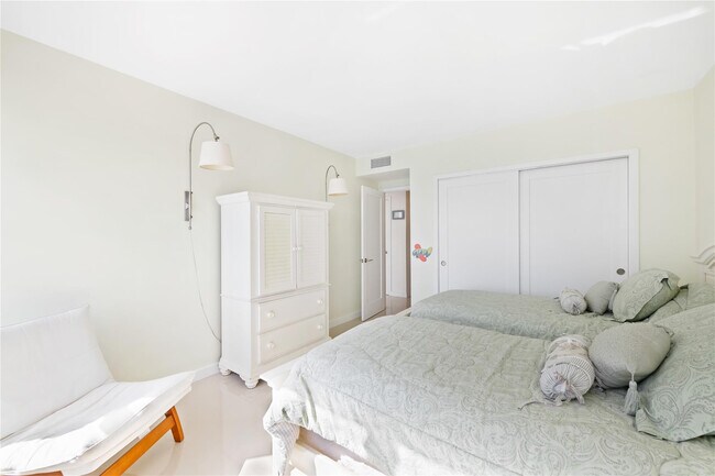 Building Photo - 3800 Galt Ocean Dr