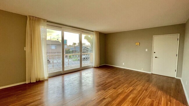 Building Photo - 2 Bedroom, 2 Bath Condo Blocks to the Beach, Pet Friendly, Sunset Views, Parking!