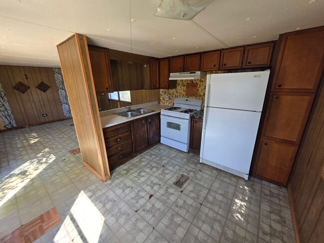 Primary Photo - PINEHILLS MOBILE CT