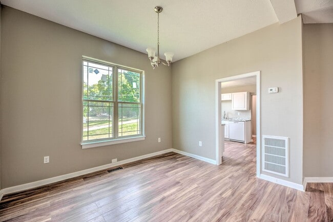 Building Photo - Knoxville 37914 - CHARMING 2 BEDROOM 1 BATH HOME WITH BONUS LOT! Contact Lisa Vineyard & Shannon ...