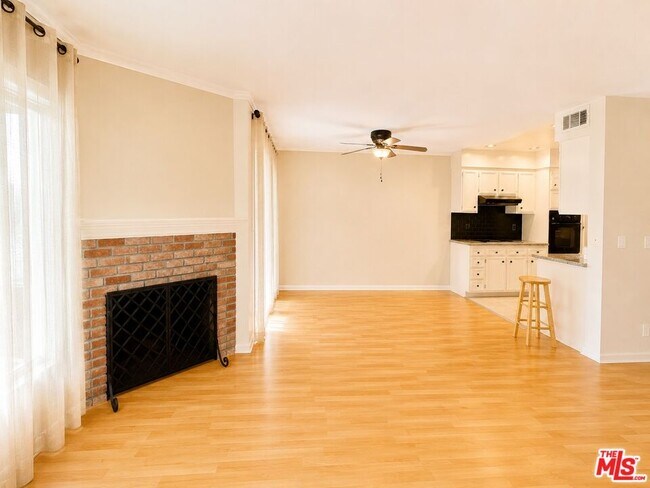 Building Photo - 5870 Green Valley Cir
