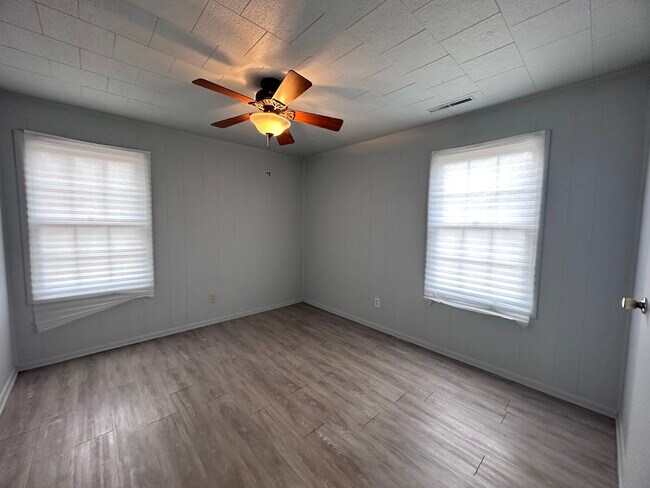 Building Photo - 1504 Edgewood-