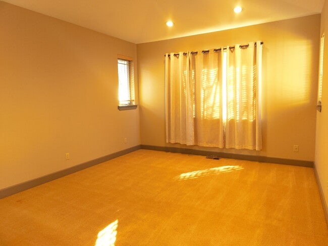 Building Photo - Single Level 4 Bedroom 3 Bath Beauty